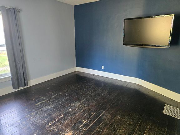 3rd image of 129 S Main St