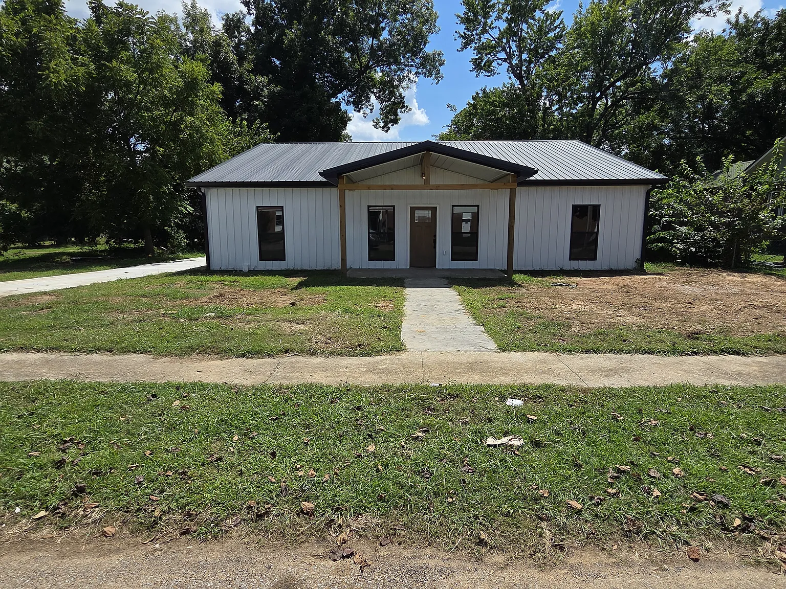 3 bed, 2304 sqft, $2,200 — Photo 2