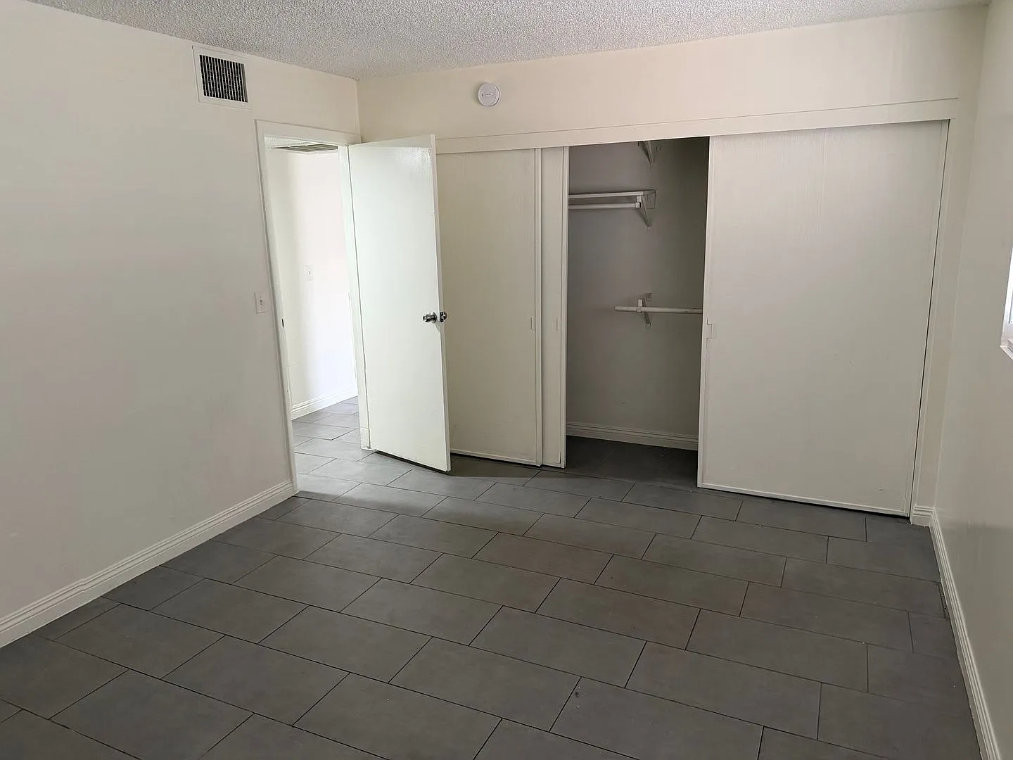 2 Bedroom 1 Bath In Central Las Vegas — Photo 4
