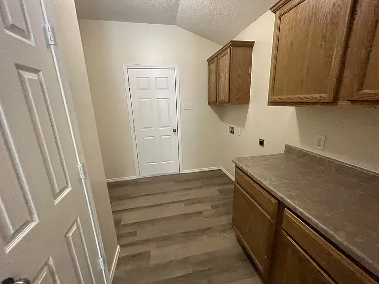 1605 Kirby Ave — Photo 5