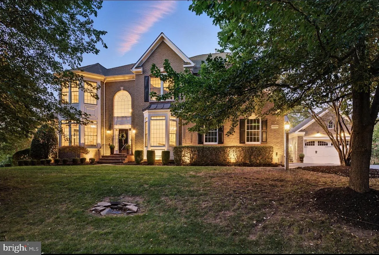 5 bed, 4.5 bath, 7021 sqft, $12,500 — Photo 1