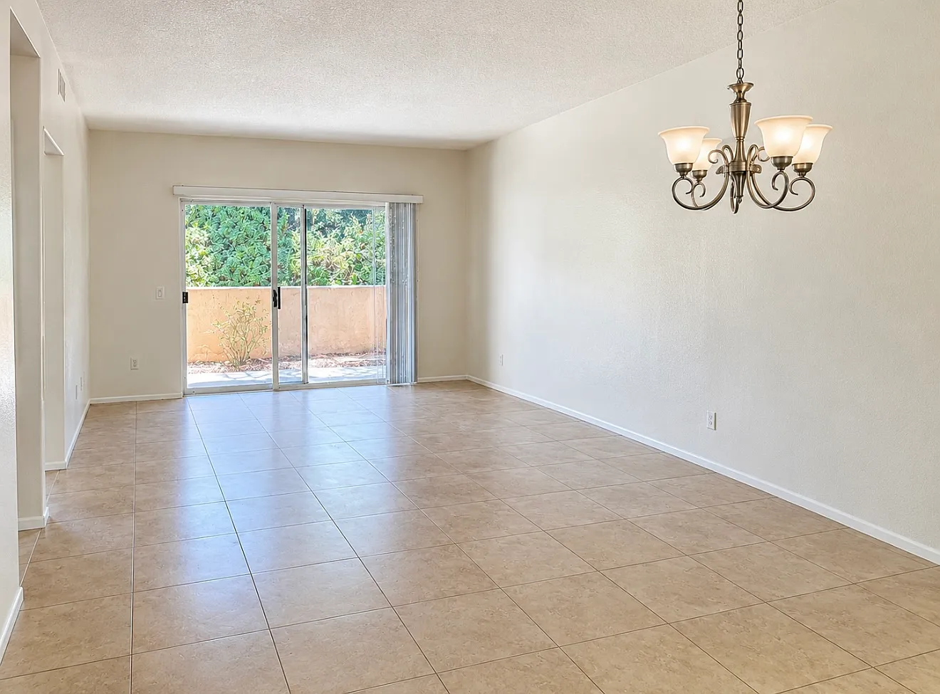 2 bed, 827 sqft, $2,700 — Photo 3