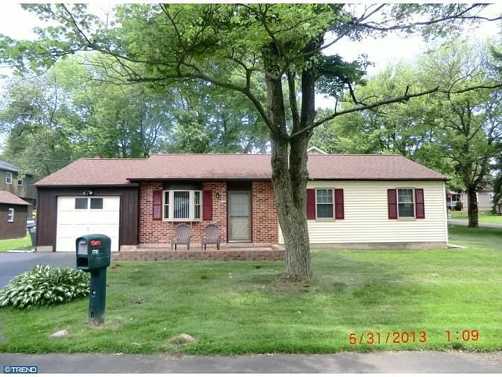 1701 Oak Rd photo 1