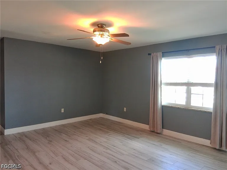 893 Iris Dr — Photo 11