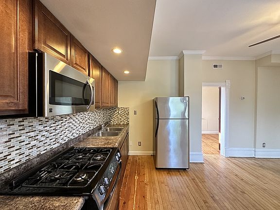 4th image of 1935 W Berteau Ave #2HC