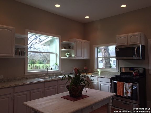 4th image of 324 Gladstone Ave