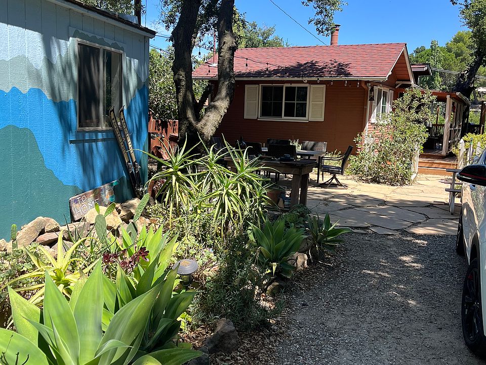 Laundry/Sauna outbuilding, House as approached from driveway