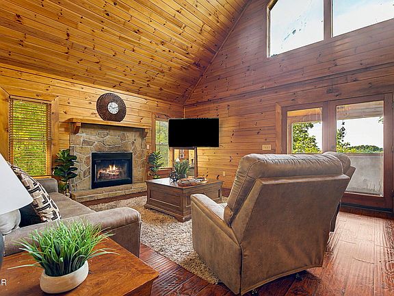 5th image of 1038 Willard Way