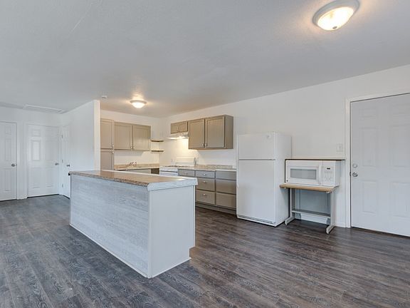 3rd image of 878 Avondale Ave