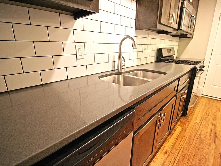2803 Charlotte St — Photo 44