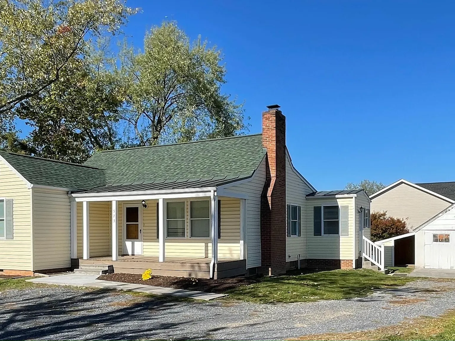3 bed, 1.0 bath, 1752 sqft, $1,750 — Photo 2