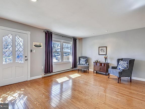 3rd image of 1305 N Argonne Ave