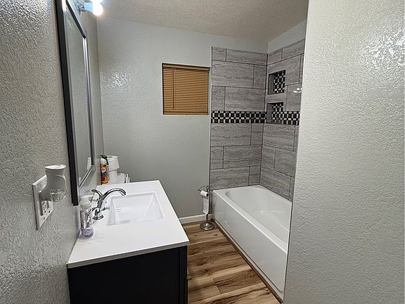 5th image of 912 E F St