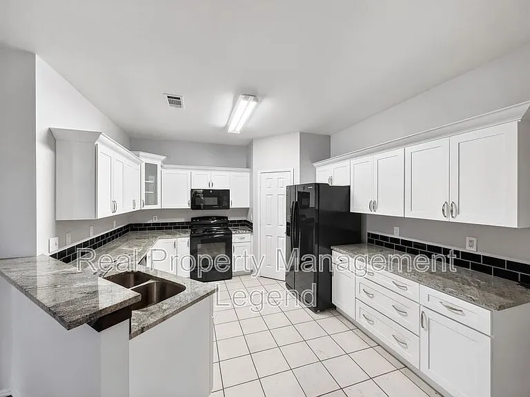 3211 Roundtree Ln — Photo 5