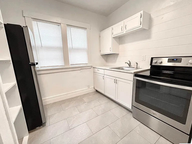 2706 Crown Point Ave — Photo 2