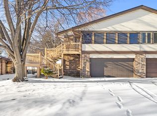 2802 Robinwood Way, Woodbury, MN 55125