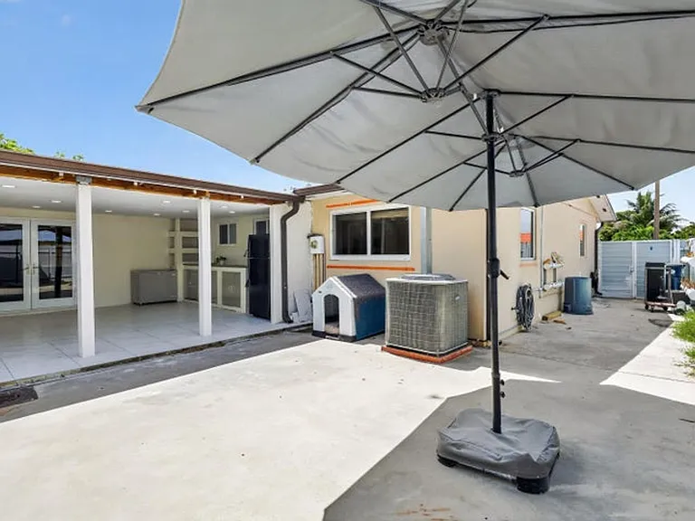 10363 SW 6th St — Photo 10