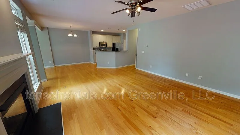 3 bed, 2.5 bath, 2282 sqft, $2,295 — Photo 3