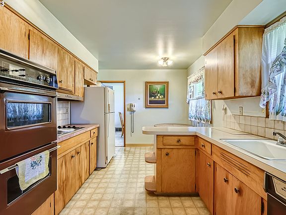 4th image of 6655 SE Furnberg St