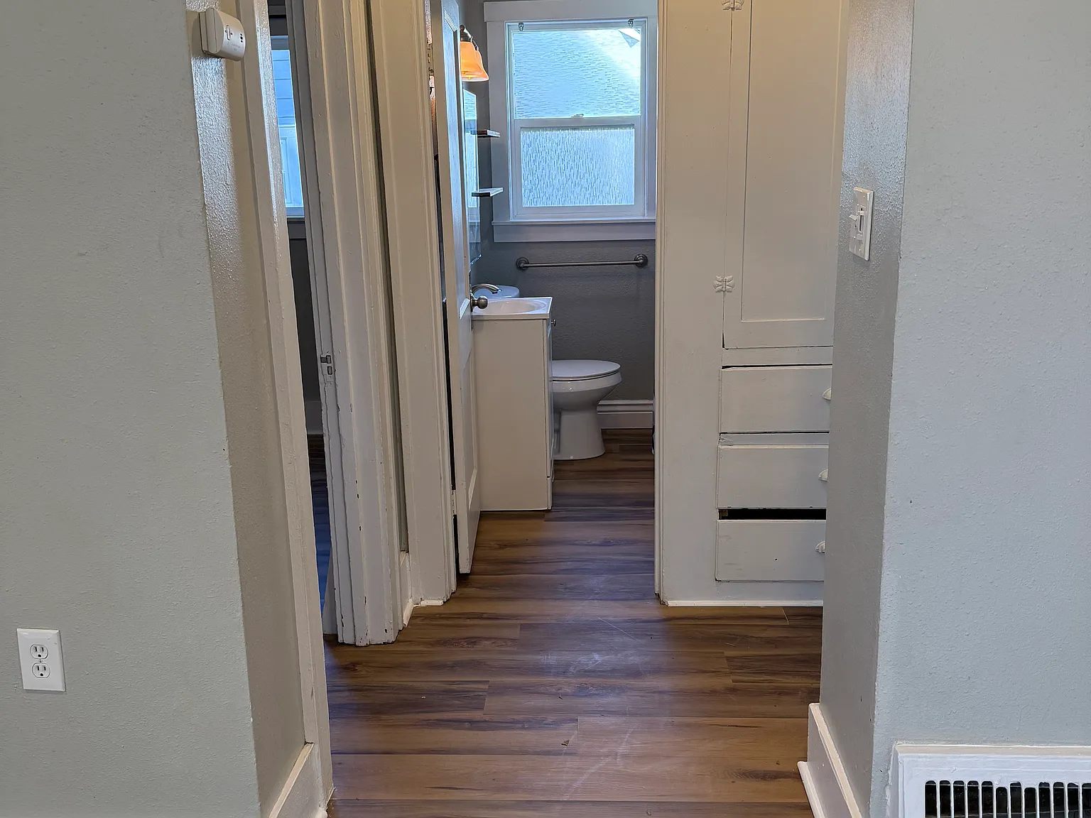 2 bed, 1000 sqft, $1,600 — Photo 3