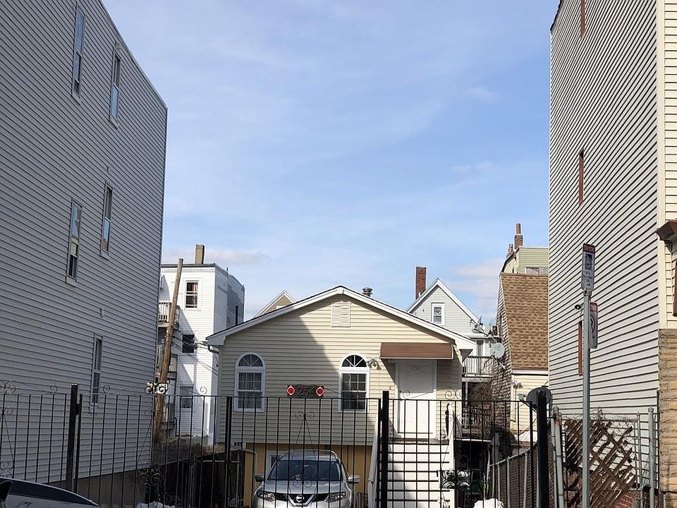2nd image of 254 Paris St