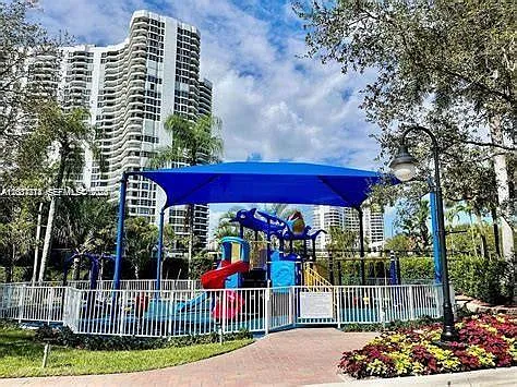 Mystic Pointe Tower 400 C — Photo 4