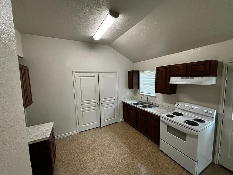 501 S Henderson St — Photo 3