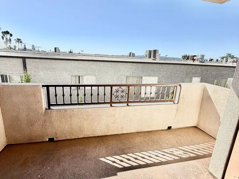 Yaya Nordhoff Apartments — Photo 33
