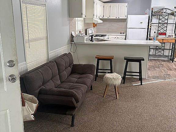 Living Room & Kitchen 