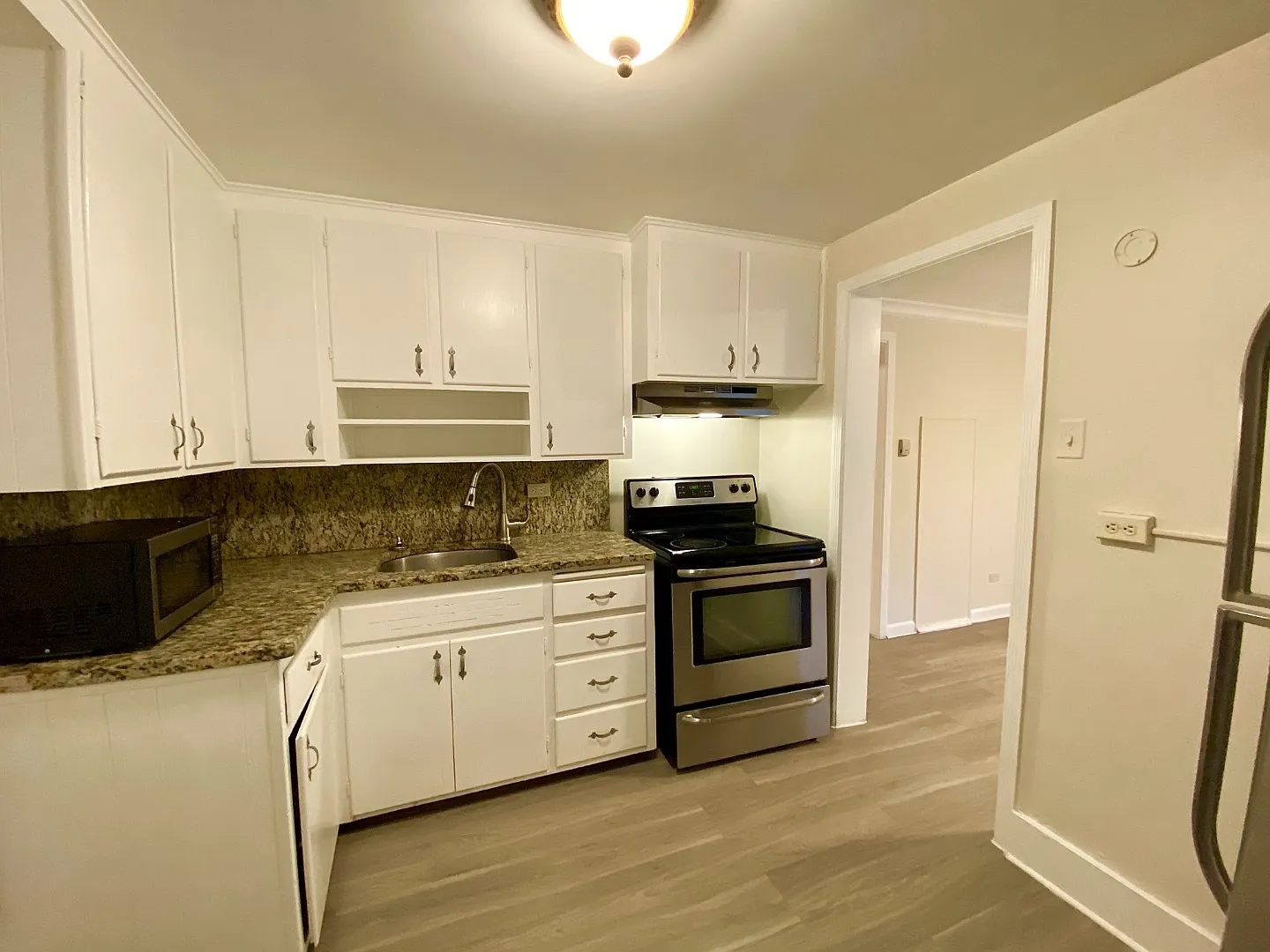 6 bed, 2 bath home in the heart of Capitol Hill, available NOW!! — Photo 2