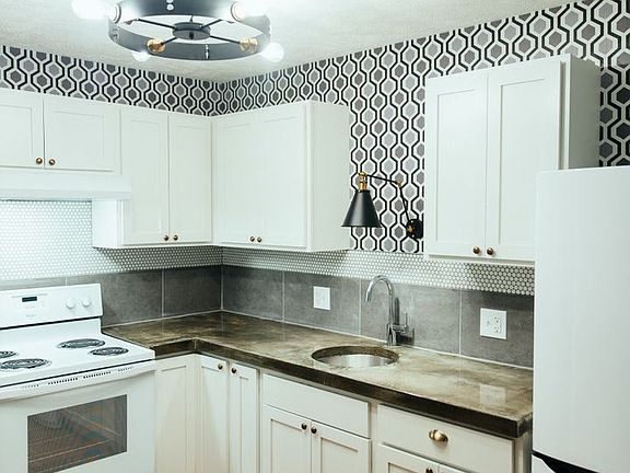 4th image of 326 E Hillsdale St #11
