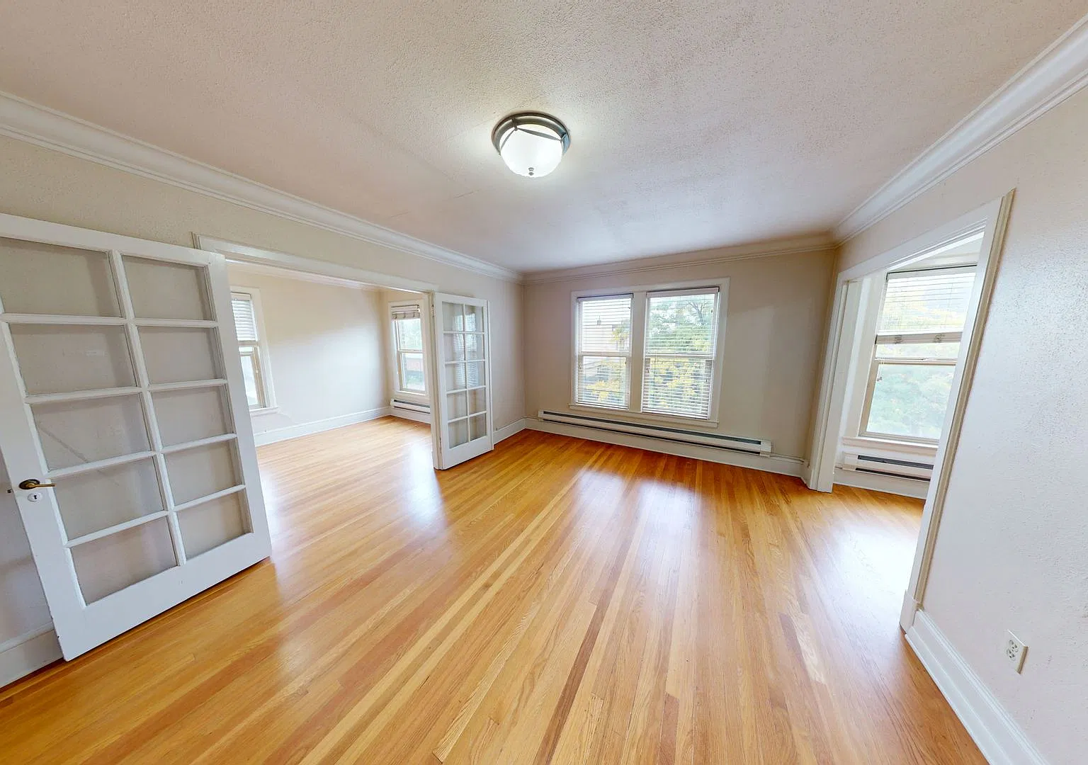 Historic Charm Steps from UW The Stanford Apartments — Photo 2