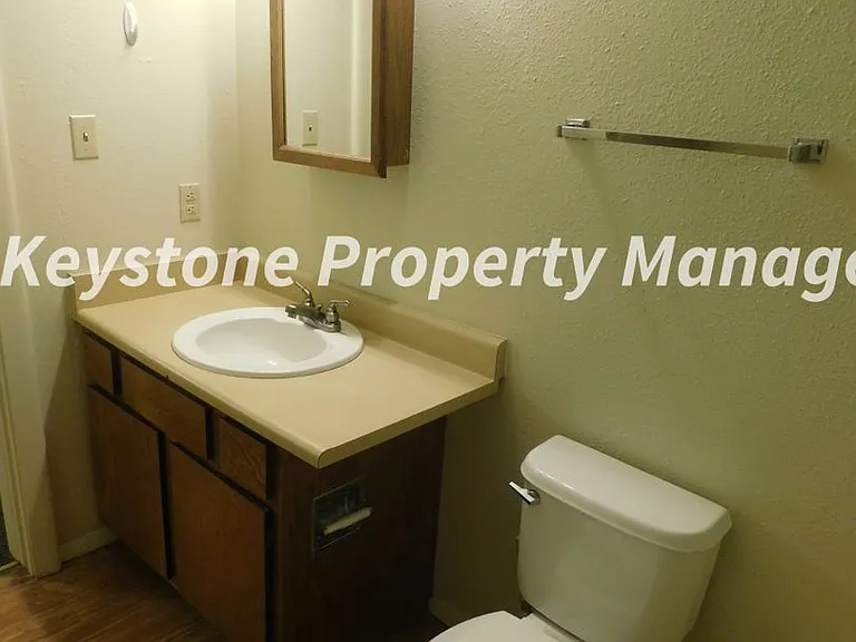 420 W 10th St #1 — Photo 10