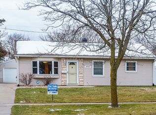 3649 Oakland Rd NE, Cedar Rapids, IA 52402