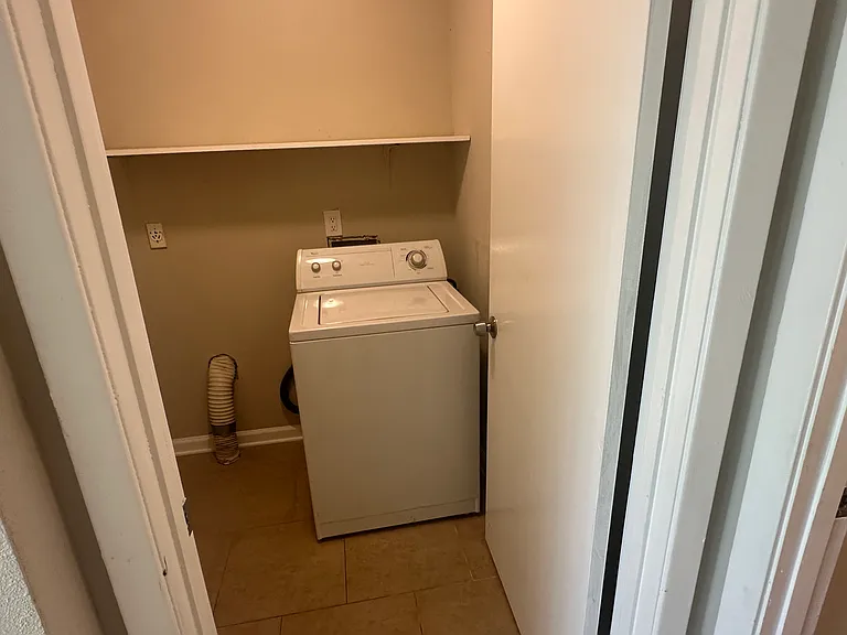 940 Robbie St #A — Photo 8