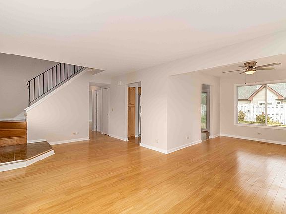 3rd image of 1008 E Streamwood Blvd