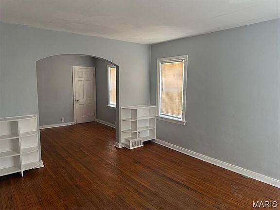 4th image of 37 Lee Ave