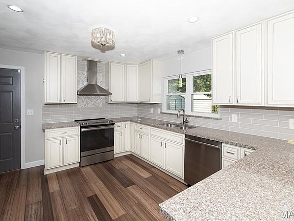 5th image of 810 Meadowlark Dr