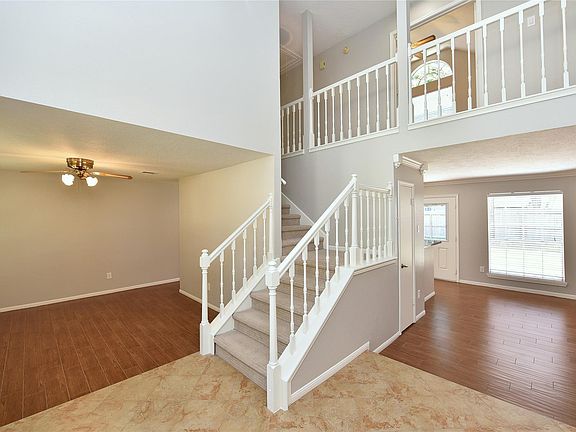 2nd image of 907 Sugarfield Ct