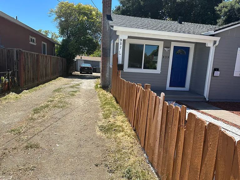 939 N 5th St — Photo 15