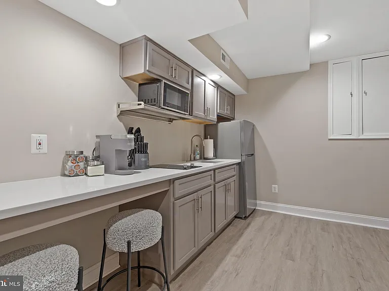 2219 E Chase St — Photo 41