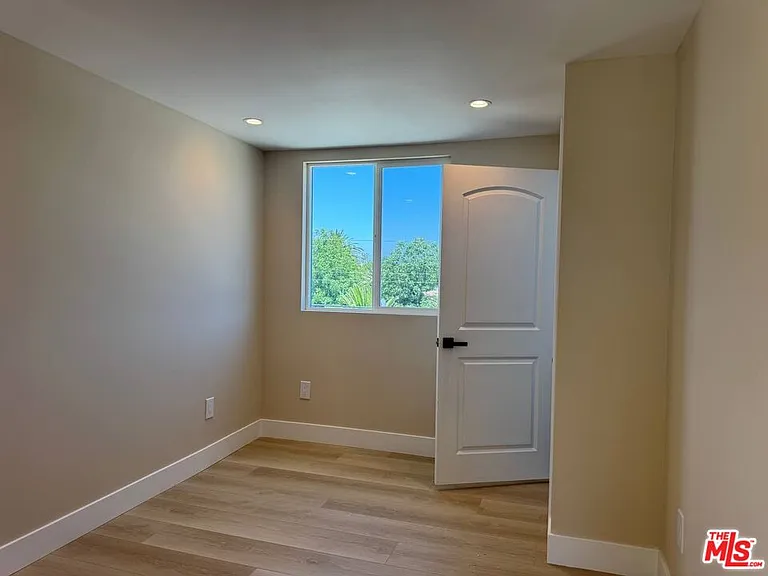 19104 Victory Blvd #19104 — Photo 9