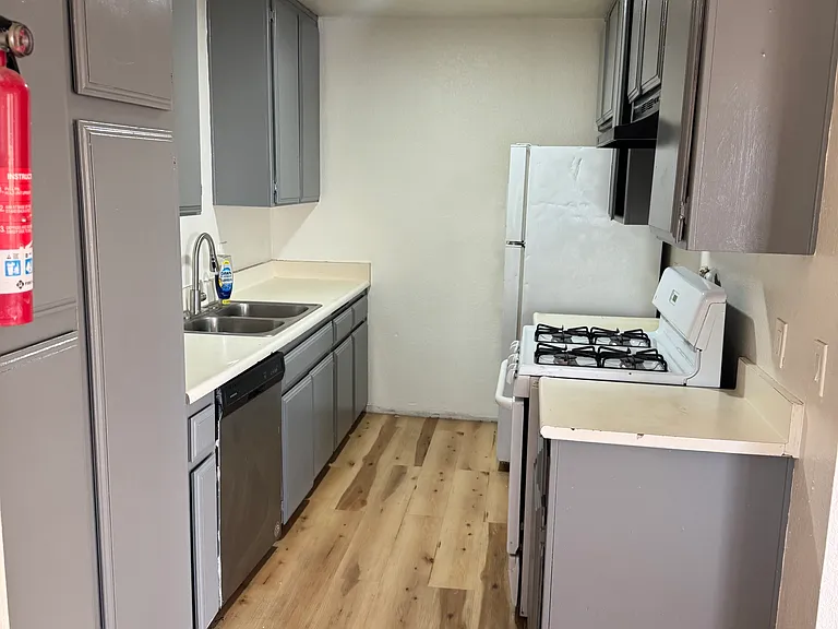 624 E Virginia Way #D — Photo 5