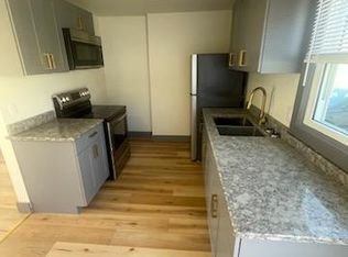 1318 E 38th St, Davenport, IA 52807
