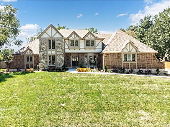 2nd image of 1303 NW Hawk Creek Dr