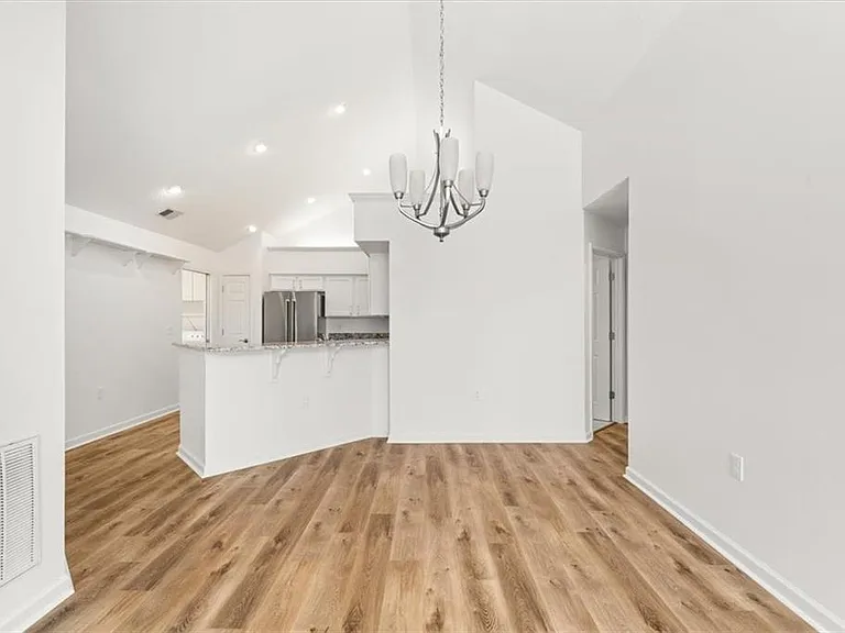 1305 Village Ln — Photo 7