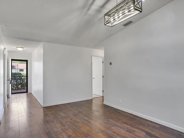 30 Kensington Ln — Photo 6