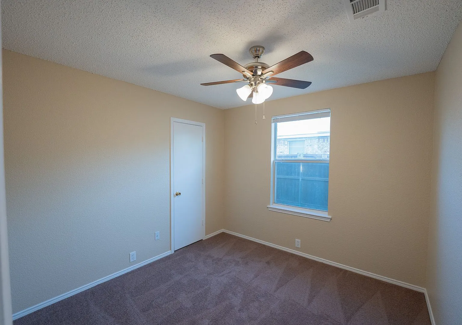 3 bedroom home over 1500 sqft! — Photo 2