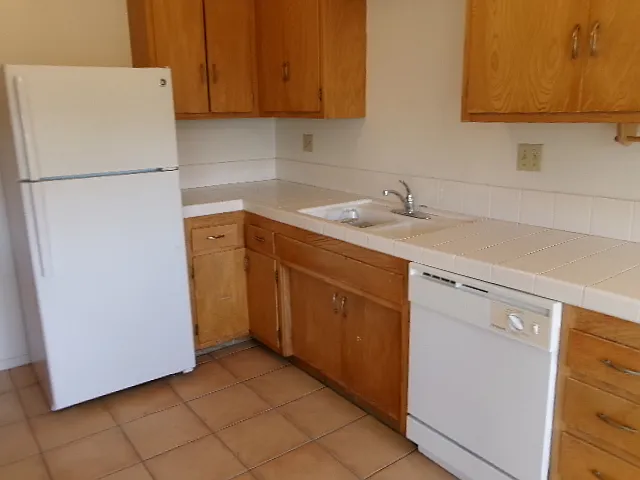 401 E Victoria St #5 — Photo 3