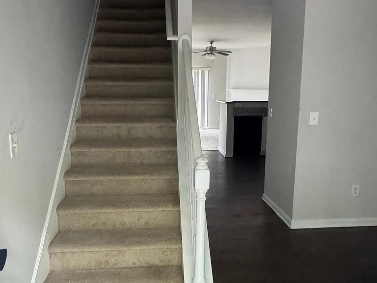 950 Redwood Dr — Photo 2